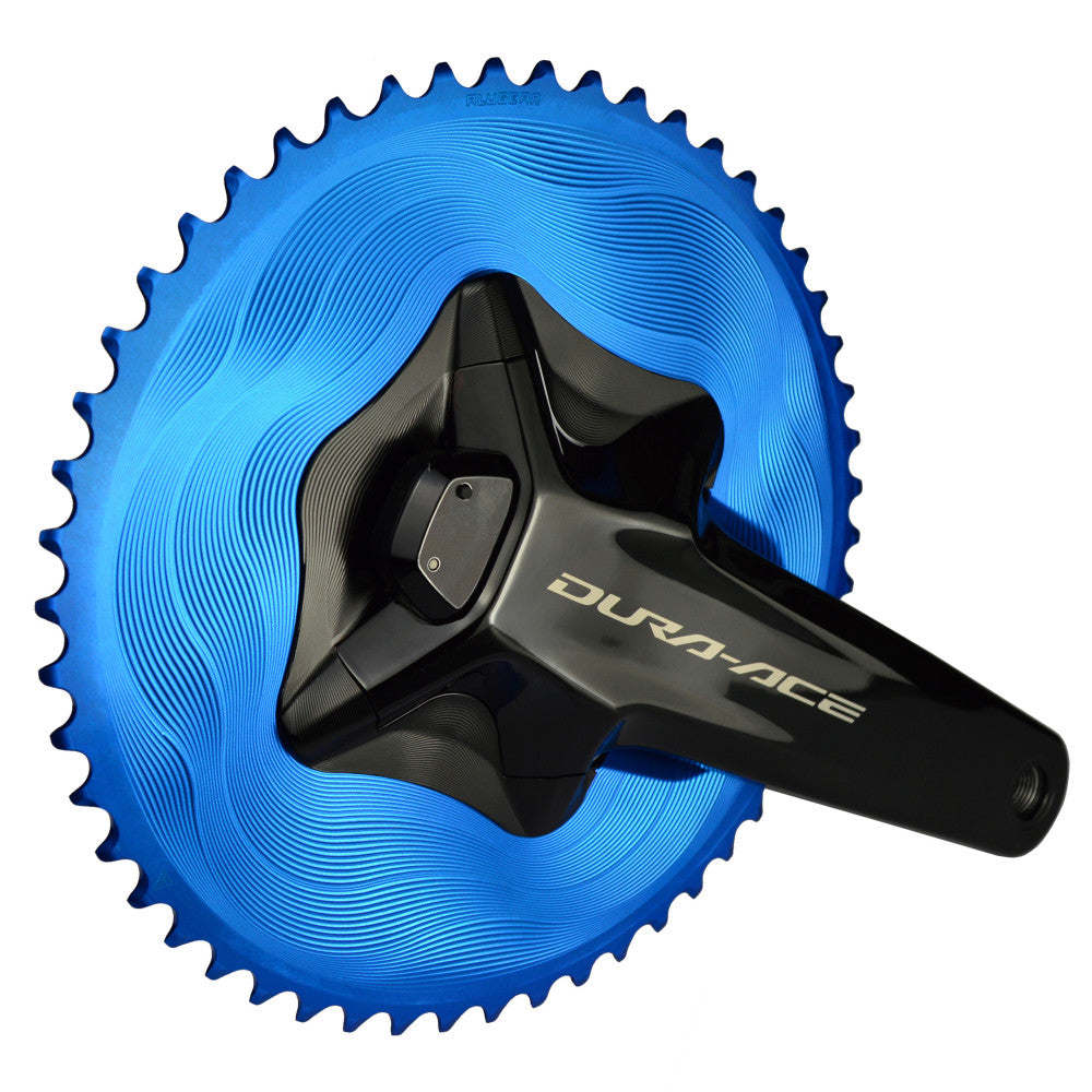 Niebieska okrągła zębatka szosowa ALUGEAR zamontowana na korbie Shimano Dura-Ace R9200 z pomiarem mocy, faliste frezowane wykończenie