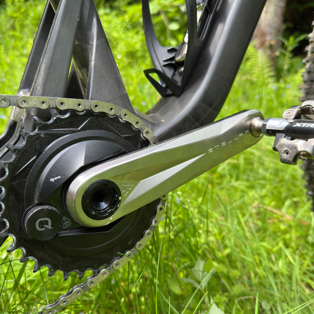 ALUGEAR Stellar Ti titanium crankset with olive crank arm installed on MTB, XTR pedal, outdoor setting