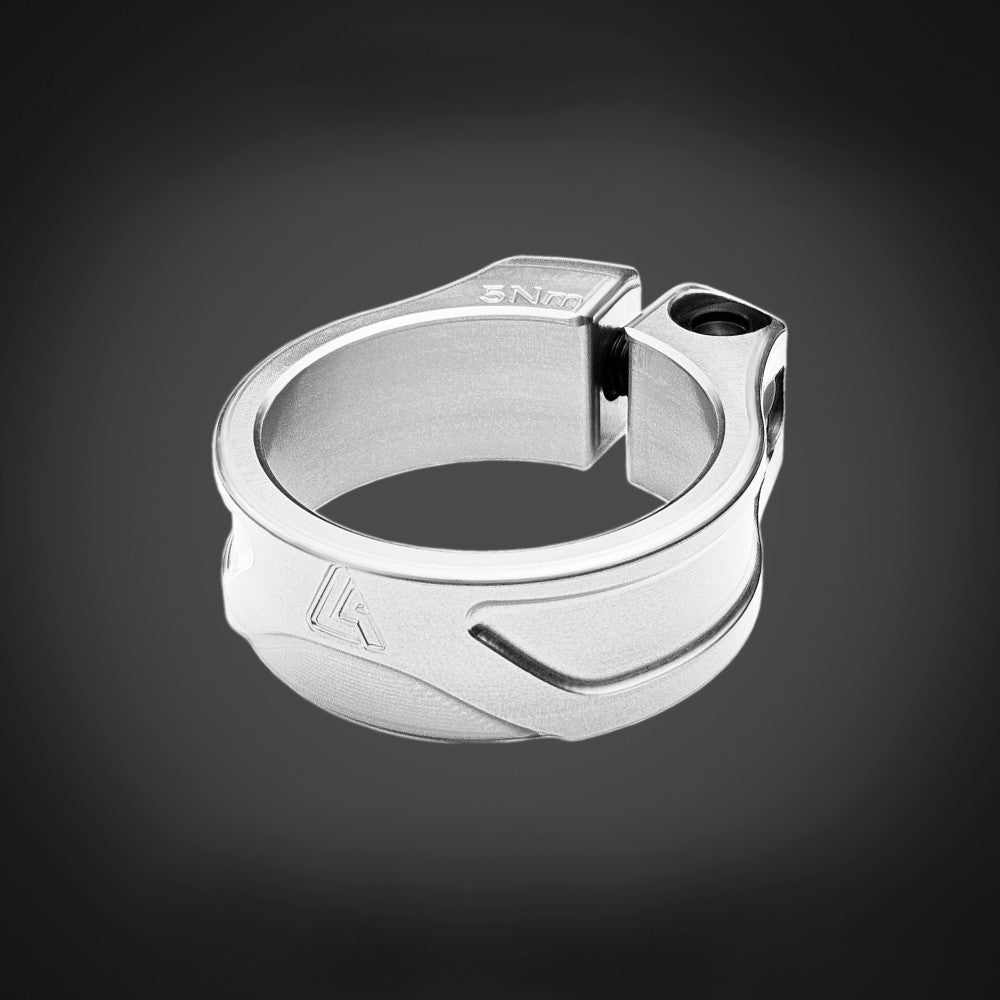 Silver ALUGEAR bolt-on seatpost clamp with 5Nm torque marking, styled on dark background