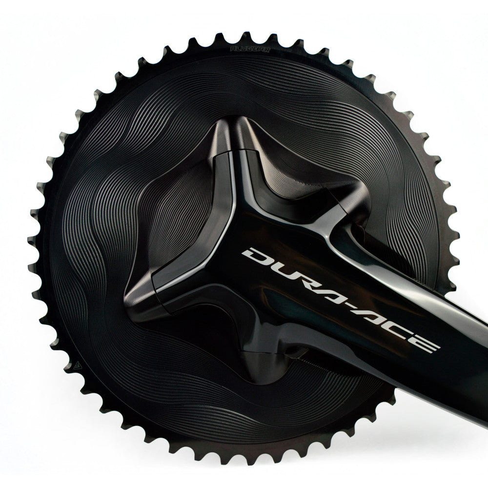 Czarna zębatka szosowa AERO ALUGEAR zamontowana na korbie Shimano Dura-Ace R9200, zbliżenie 3/4, faliste frezowane wykończenie