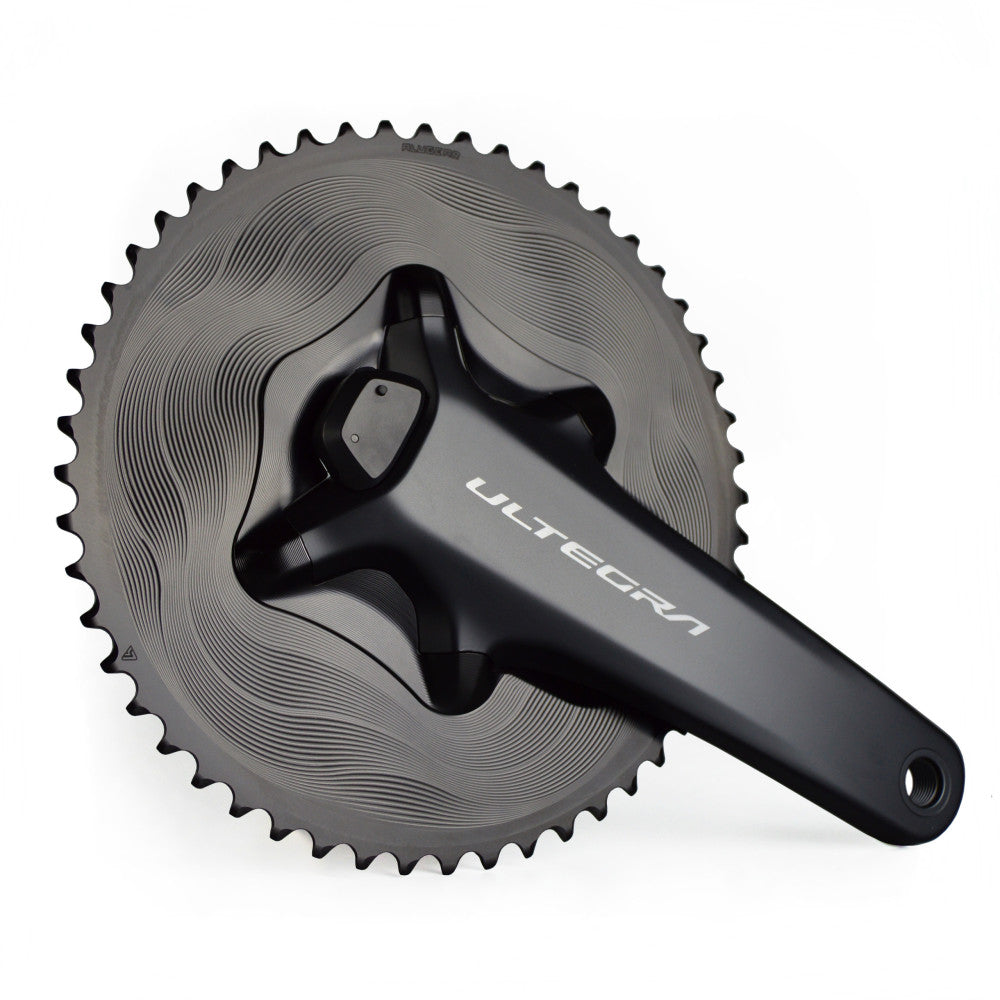 Czarna zębatka szosowa AERO ALUGEAR zamontowana na korbie Shimano Ultegra z pomiarem mocy, pełny widok produktowy 3/4, faliste frezowane wykończenie