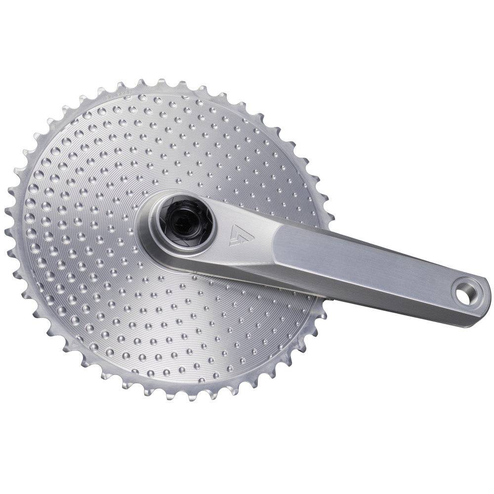 Srebrna korba ALUGEAR Vega AL Road Gravel z zamontowaną okrągłą zębatką AERO Golf Ball, strona napędu, białe tło